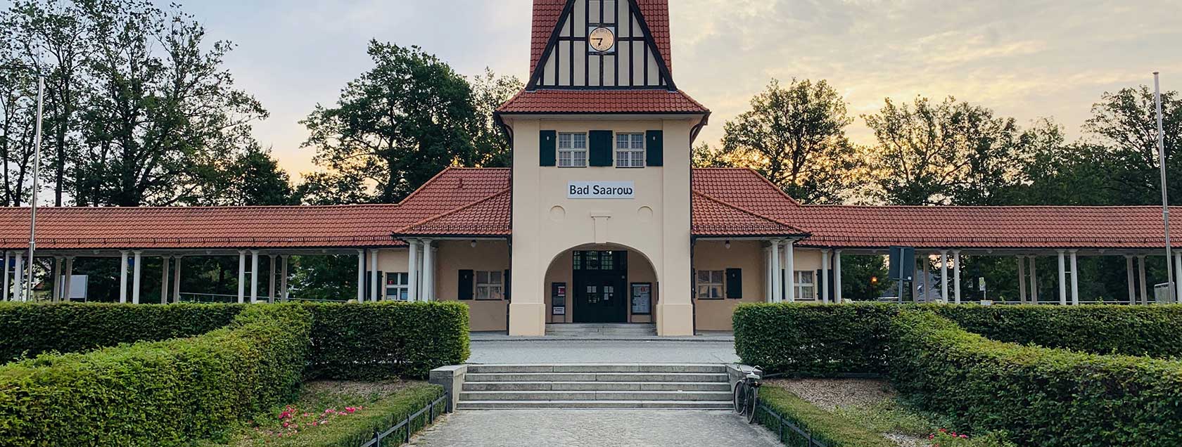 Bad Saarow, frontaler Blick auf das Bahnhofsgebäude