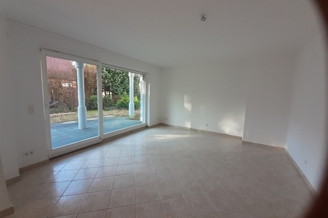 Wohnzimmer mit Zugang Terrasse 2