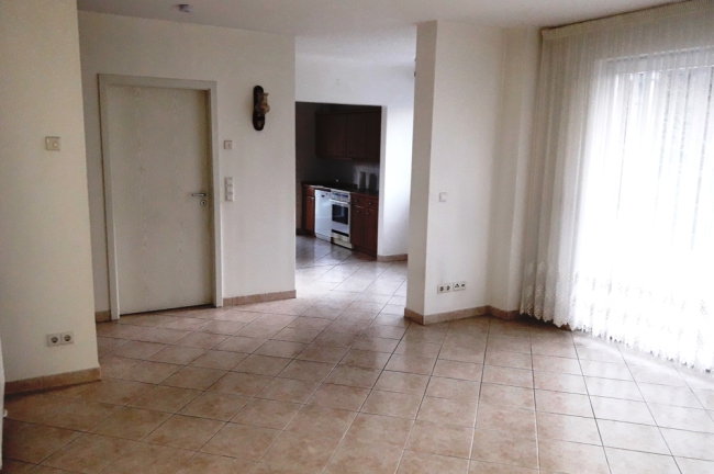 Wohnzimmer mit Blick in Flur und Küche