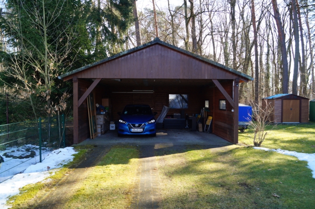 Carport und Gartenhäuschen