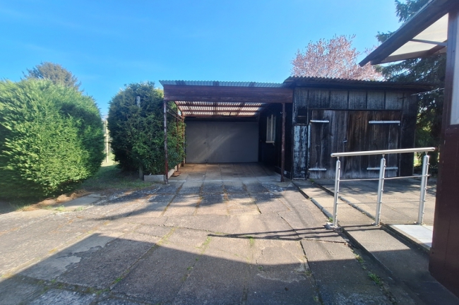 Carport und Nebengebäude