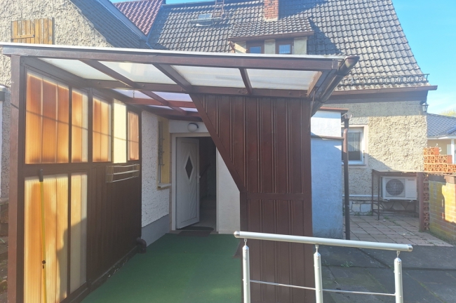 überdachter Eingangsbereich