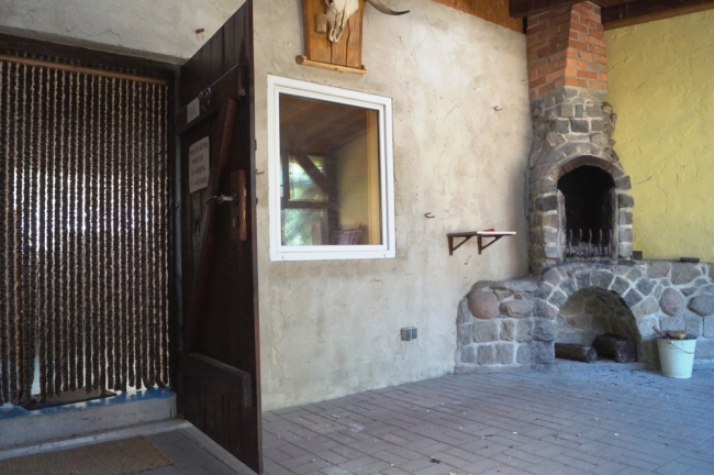 geschützte Terrasse mit Kamin