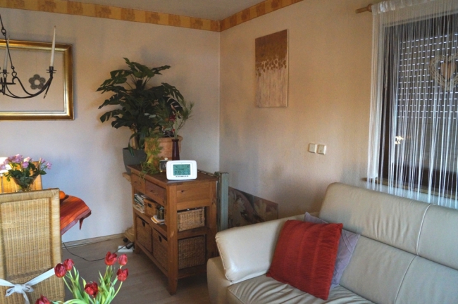 Wohnzimmer mit Raumspartreppe