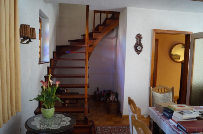 Seitenflügel EG Aufgang zum OG