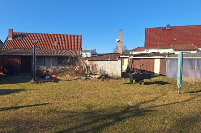 Rückansicht Nebengebäude und Grundstück