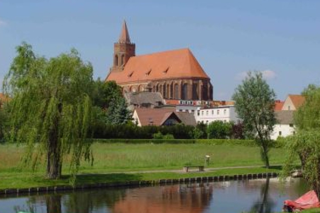 Blick auf die St. Marienkirche über die Spree