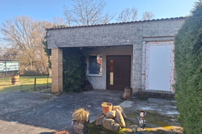 Garage mit Nebengebäude