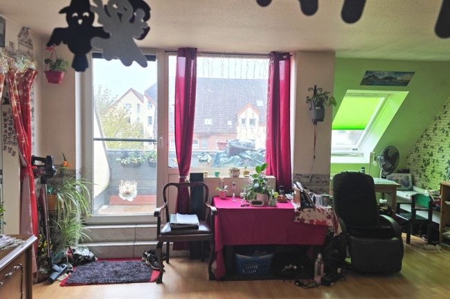Wohnzimmer mit Austritt zur Loggia