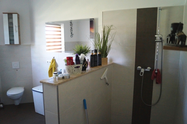 Bad mit Wanne und Dusche